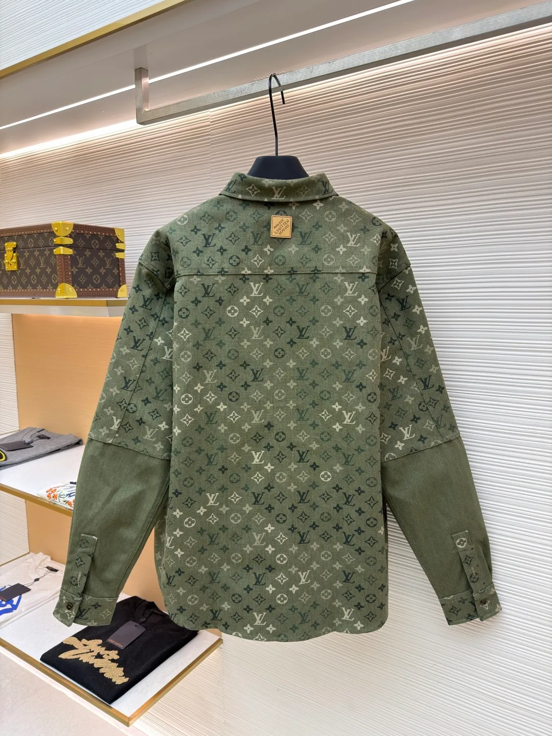 LOUIS VUITTON work jacket-style shirt with full lapel print ●Original version: Purchased and developed for 16,000 ●Item number: 1681953-B50 ●Fabric: denim fabric ●Technology: Printing ●Color: green ●Version: fitted version ●Weight: about 770 grams ●Size: S-M-L-XL ●Description: This LV lapel all-printed work jacket-style shirt adopts positioning cutting technology: before cutting the fabric pieces, the position of the all-printed Monogram pattern is locked through digital typesetting to ensure that the pattern is continuous and without misalignment after splicing, and the pattern alignment error between the body and the solid color splicing area is controlled within 0.5cm. The printing process uses digital direct injection technology: the pigment penetrates the fabric fibers with micron-sized particles, presenting a low-saturation vintage tone while maintaining the breathability of the fabric. The wear resistance of the printing layer reaches level 5 (friction test ≥ 200 times without falling off). The body is made of twill canvas blended fabric, and the splicing parts are reinforced with double-needle buried clip technology. The buttons are made of brass-plated matte paint, and the stitching is made of high-tenacity nylon thread with a tensile strength of 150N. The overall process takes into account both visual integrity and practical durability. The overall wiring is straight and delicate, the fabric is comfortable and soft, and the color is consistent without color difference. It can be matched with the same style to create a fashionable look and control various occasions. Customized accessories, complete with three standards, same style for men and women!